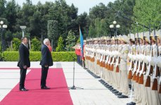 Czech President officially welcomed to Azerbaijan (PHOTO)