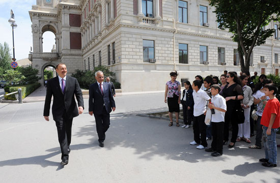 Azerbaijani President visits monument to Azerbaijan Democratic Republic (PHOTO)