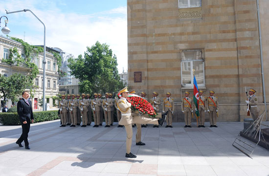 Azerbaijani President visits monument to Azerbaijan Democratic Republic (PHOTO)