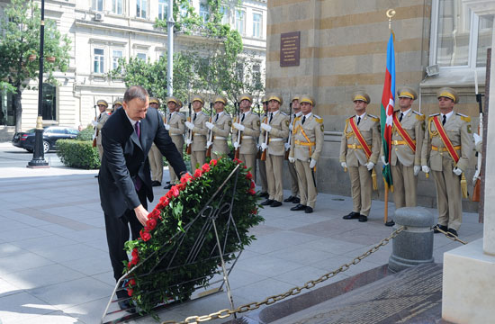 Azerbaijani President visits monument to Azerbaijan Democratic Republic (PHOTO)