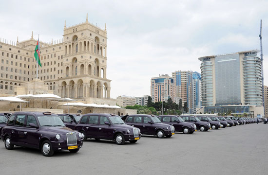 Azerbaijani President inspects new Baku cabs (PHOTO)