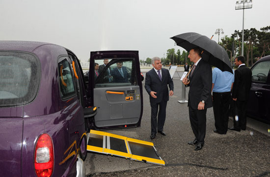 Azerbaijani President inspects new Baku cabs (PHOTO)