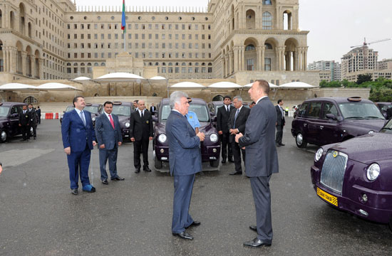 Azerbaijani President inspects new Baku cabs (PHOTO)