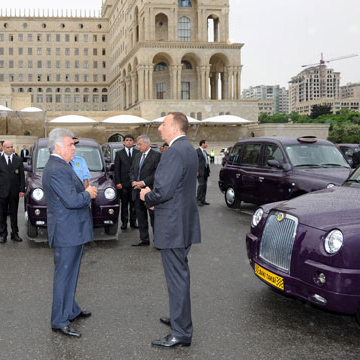 Azerbaijani President inspects new Baku cabs (PHOTO)