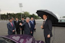 Azerbaijani President inspects new Baku cabs (PHOTO)