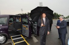 Azerbaijani President inspects new Baku cabs (PHOTO)