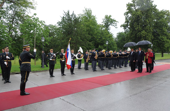 Azerbaijani President officially welcomed to Slovenia (PHOTO)