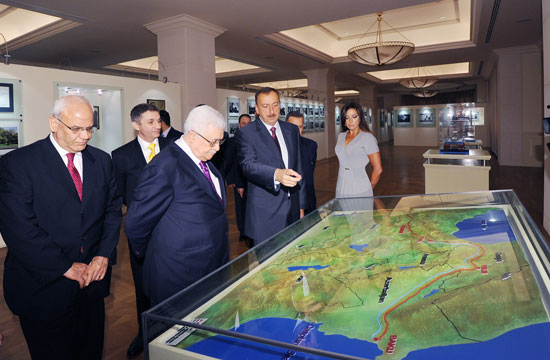 Palestinian President visits Heydar Aliyev Foundation (PHOTO)