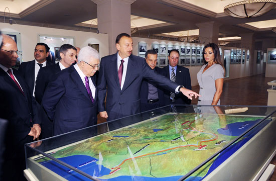 Palestinian President visits Heydar Aliyev Foundation (PHOTO)