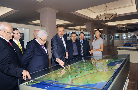 Palestinian President visits Heydar Aliyev Foundation (PHOTO)