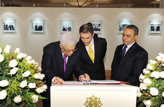 Palestinian President visits Heydar Aliyev Foundation (PHOTO)