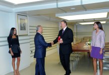 President Ilham Aliyev hands out Dostlug order and Taraggi medal to public figures (PHOTO)