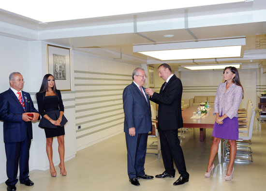 President Ilham Aliyev hands out Dostlug order and Taraggi medal to public figures (PHOTO)