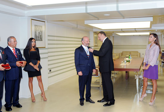 President Ilham Aliyev hands out Dostlug order and Taraggi medal to public figures (PHOTO)