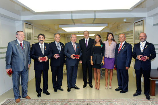 President Ilham Aliyev hands out Dostlug order and Taraggi medal to public figures (PHOTO)