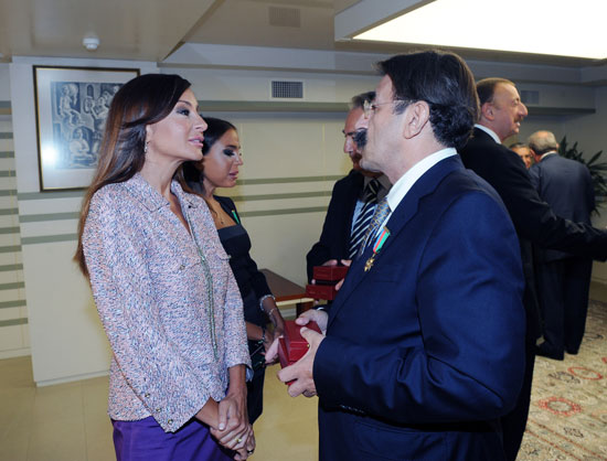 President Ilham Aliyev hands out Dostlug order and Taraggi medal to public figures (PHOTO)