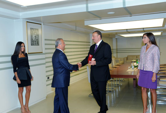 President Ilham Aliyev hands out Dostlug order and Taraggi medal to public figures (PHOTO)