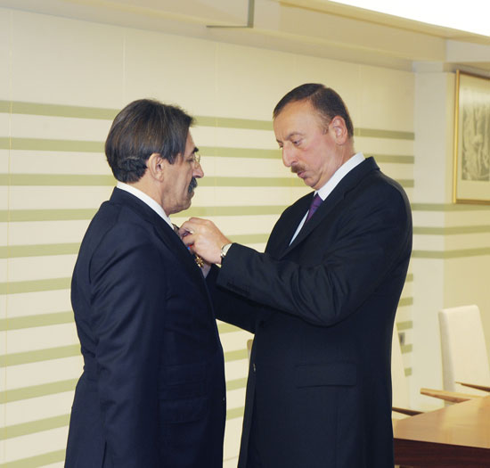 President Ilham Aliyev hands out Dostlug order and Taraggi medal to public figures (PHOTO)