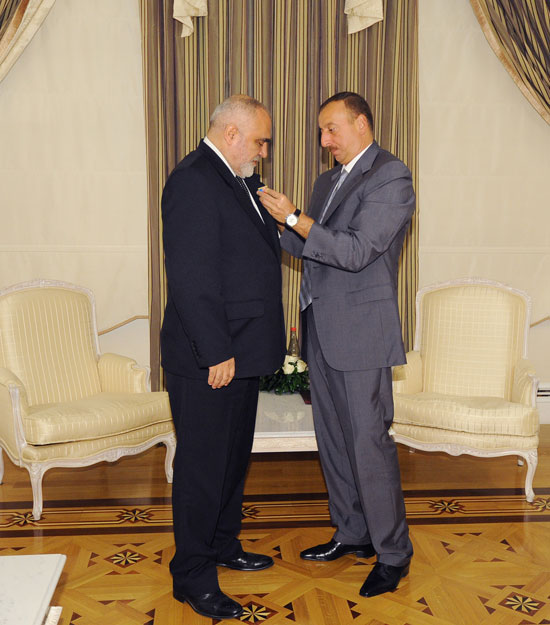 Azerbaijani President receives Romanian ambassador (PHOTO)