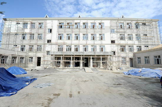 Azerbaijani President inspects repair and reconstruction work at schools in Baku (PHOTO)