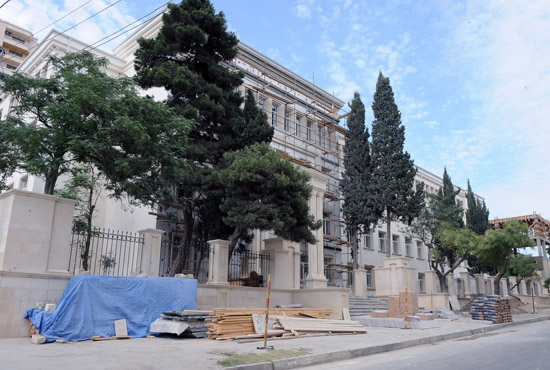 Azerbaijani President inspects repair and reconstruction work at schools in Baku (PHOTO)
