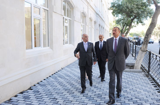 Azerbaijani President inspects reconstruction of school No160 in Baku (PHOTO)