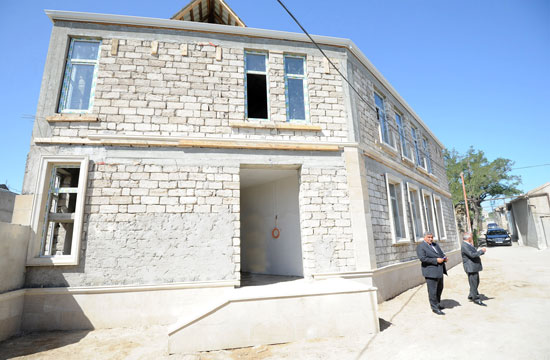 Azerbaijani President inspects reconstruction of two schools and kindergarten in Baku (PHOTO)