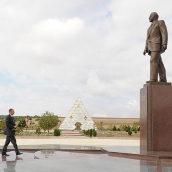 Azerbaijani President visits monument to national leader Heydar Aliyev in Qobustan