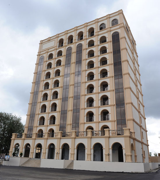 Azerbaijani President inspects reconstruction of Shirvan hotel in Shamakhy (PHOTO)