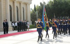 Montenegrin President officially welcomed to Azerbaijan (PHOTO)