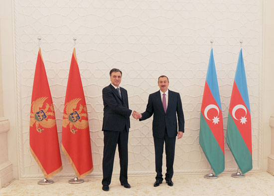 Montenegrin President officially welcomed to Azerbaijan (PHOTO)