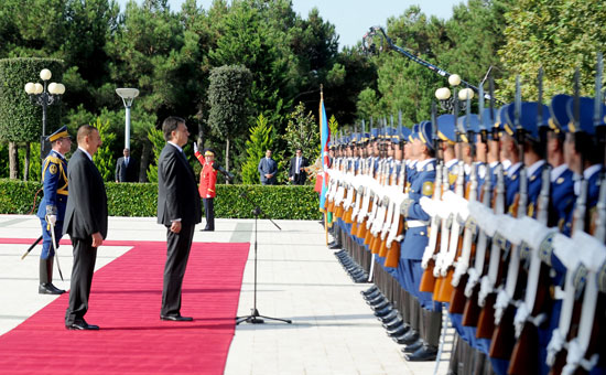 Montenegrin President officially welcomed to Azerbaijan (PHOTO)