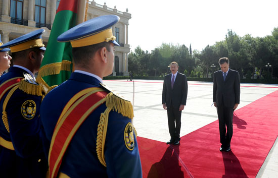 Montenegrin President officially welcomed to Azerbaijan (PHOTO)