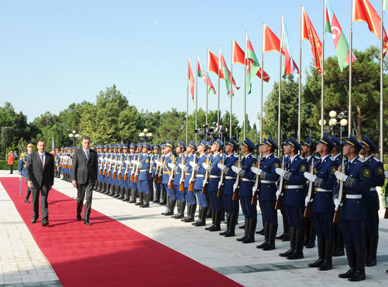 Montenegrin President officially welcomed to Azerbaijan (PHOTO)