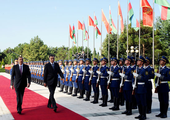 Montenegrin President officially welcomed to Azerbaijan (PHOTO)