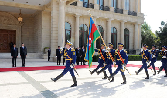 Montenegrin President officially welcomed to Azerbaijan (PHOTO)