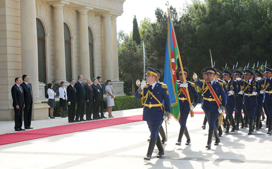 Montenegrin President officially welcomed to Azerbaijan (PHOTO)