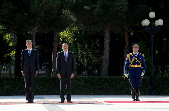 Montenegrin President officially welcomed to Azerbaijan (PHOTO)