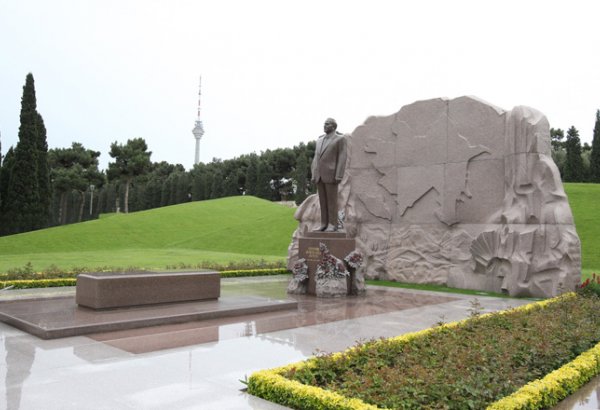 Pakistani president pays respect to Azerbaijan’s National Leader Heydar Aliyev