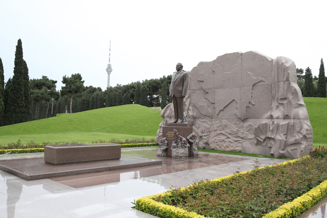 President of Kyrgyzstan visits Alley of Honors in Baku