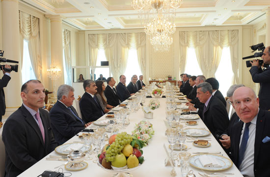 Azerbaijani, French Presidents have working luncheon