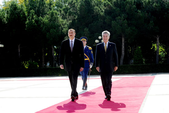 Austrian president officially welcomed to Azerbaijan (PHOTO)