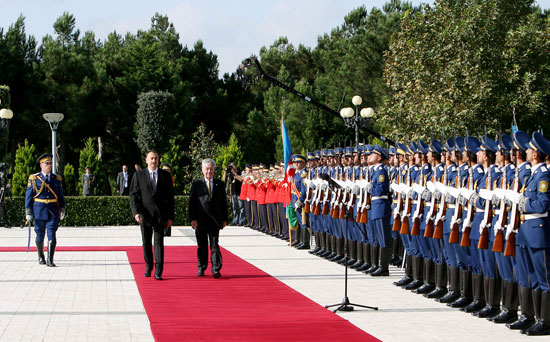 Austrian president officially welcomed to Azerbaijan (PHOTO)