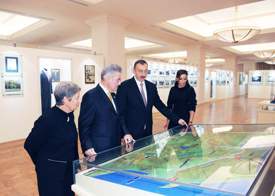 Austrian President visits Heydar Aliyev Foundation in Baku (PHOTO)