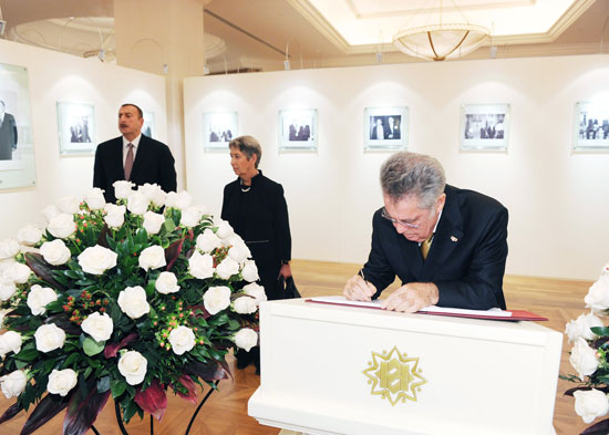 Austrian President visits Heydar Aliyev Foundation in Baku (PHOTO)