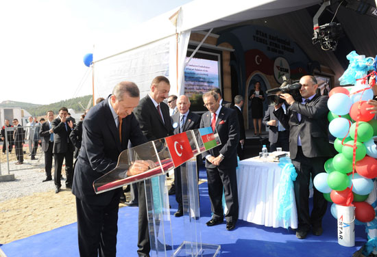Azerbaijani President attends groundbreaking ceremonies for Heydar Aliyev Vocational Education Lyceum and inauguration of AYPE-T plant in Izmir (PHOTO)