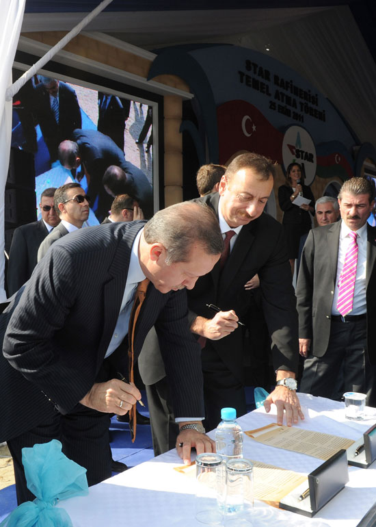 Azerbaijani President attends groundbreaking ceremonies for Heydar Aliyev Vocational Education Lyceum and inauguration of AYPE-T plant in Izmir (PHOTO)