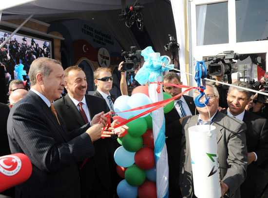 Azerbaijani President attends groundbreaking ceremonies for Heydar Aliyev Vocational Education Lyceum and inauguration of AYPE-T plant in Izmir (PHOTO)