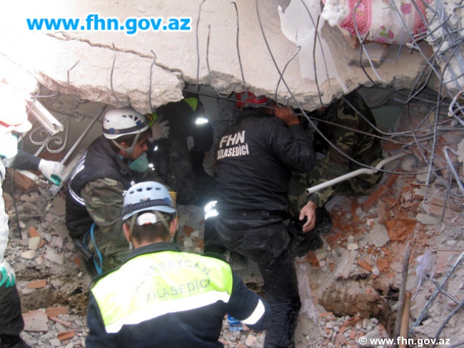 Azerbaijani rescuers pull six dead bodies from quake rubble in Turkey (PHOTO)