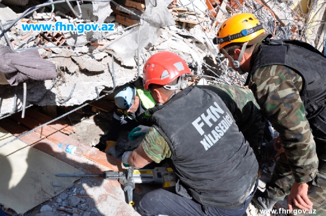 Azerbaijani rescuers pull six dead bodies from quake rubble in Turkey (PHOTO)